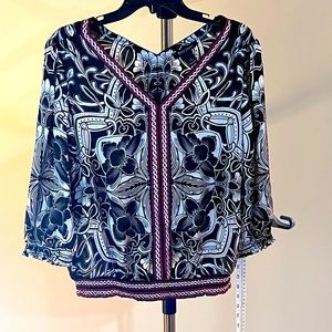 White House Black Market Blouse | Size 6 | Black White and Red/Maroon.